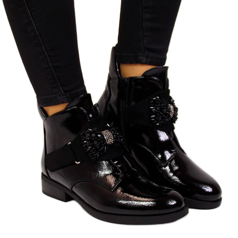 S.Barski Botas de mujer aisladas lacadas con un lazo negro de S. Barski
