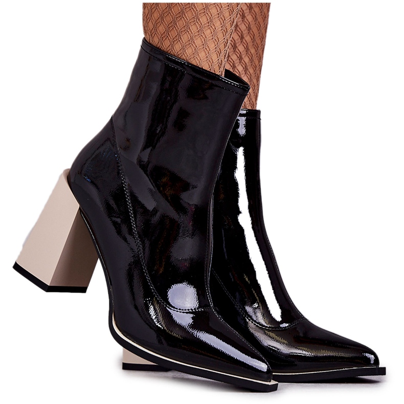 S.Barski Botas de mujer en un tacón masivo. negro
