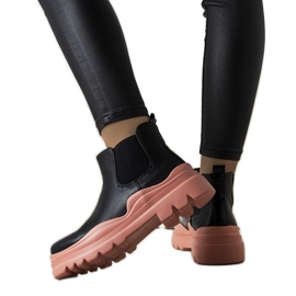 Botas negras sobre la plataforma Tausel rosa. negro