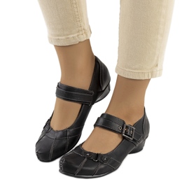 Zapatos de salón negros abrochados con un cinturón Gomez