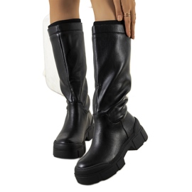 Botas negras en la plataforma de Vinte negro