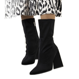 BM Botas negras en el tacón de moda Oleina. negro