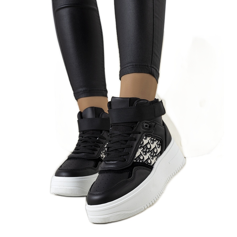 Zapatillas negras de Adolis. negro