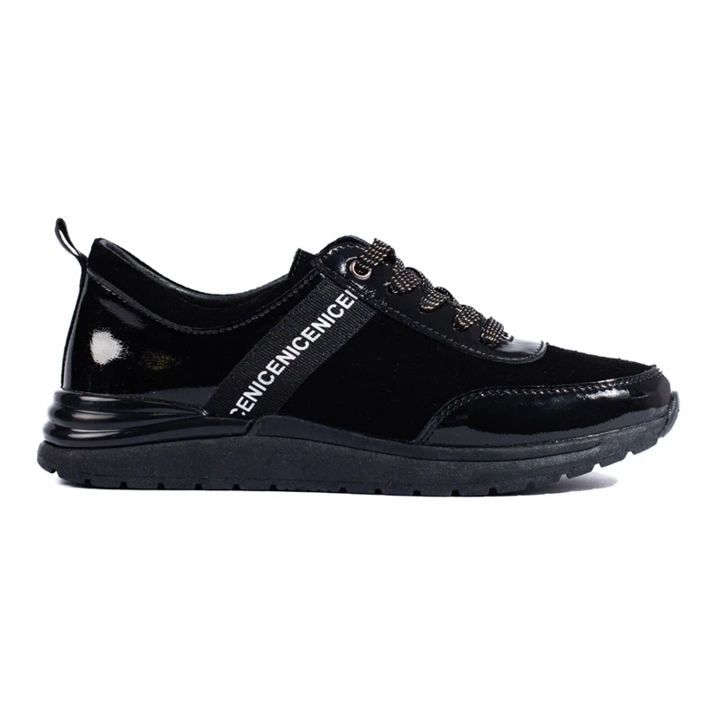 Deportivas negras fabricadas en piel natural. negro