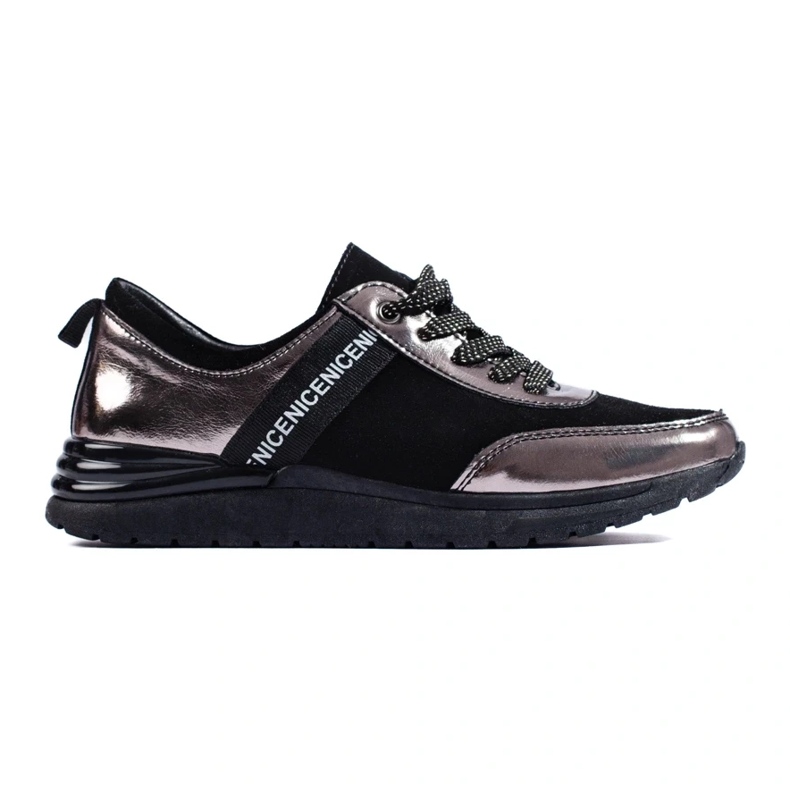 Deportivas grises fabricadas en piel natural. negro