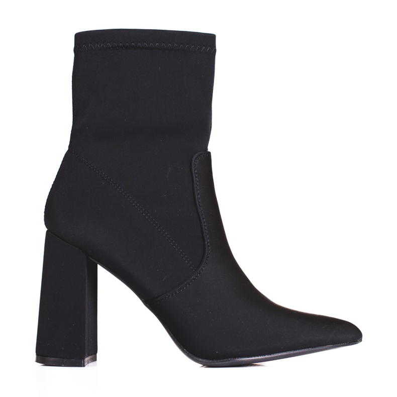 Botas negras de mujer en el puesto de Shelovet. negro