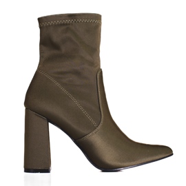 Botas verdes de mujer en el puesto de Shelovet.