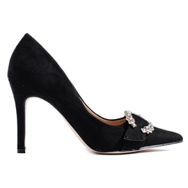 Zapatos de salón negros de mujer con tacón alto. Zapatos de salón negros de mujer con tacón alto.