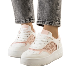 Zapatillas rosas en la plataforma de Coronel blanco
