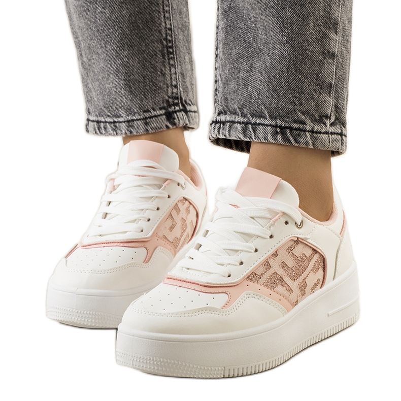Zapatillas rosas en la plataforma de Coronel blanco