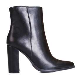 Botas de mujer en el puesto de Shelovet. negro