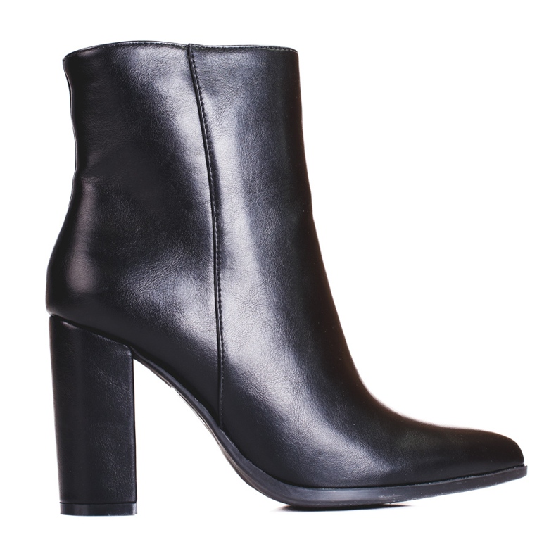 Botas de mujer en el puesto de Shelovet. negro