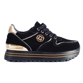 Zapatillas negras de mujer en la plataforma. negro