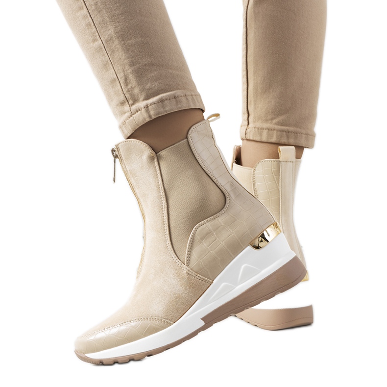 BM Deportivas beige sobre cuña Triaca