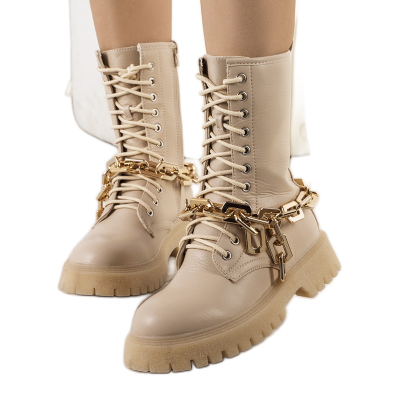 Botas beige con cadena Curiti