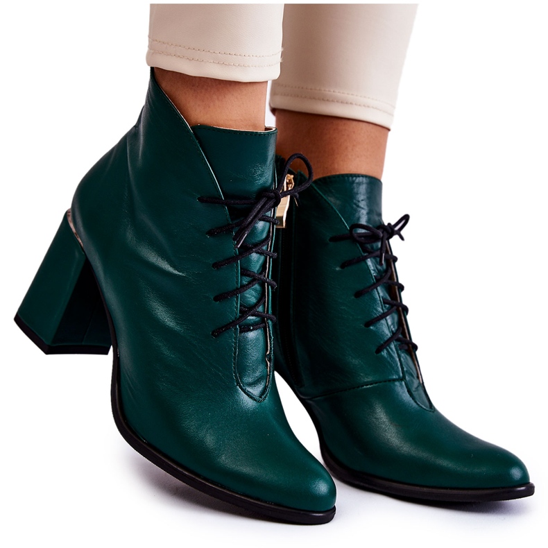 PA2 Botas de cuero de mujer en un poste verde PA2 Botas de cuero de mujer en un poste verde