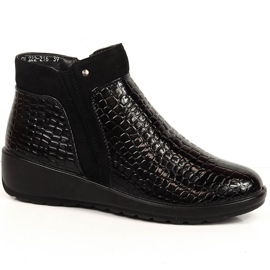 Botas de mujer en una entrepierna de cuña, aislamiento negro T.Sokolski