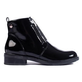 Botas de mujer elegantes con tacones planos. negro