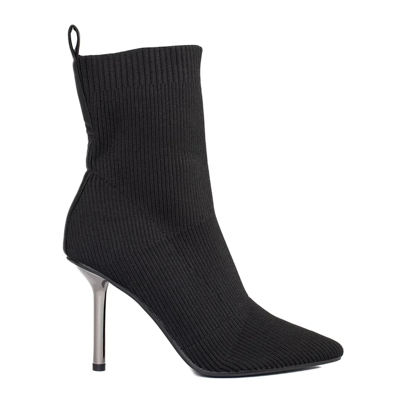 Botines de mujer entallados con tacón alto. negro