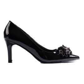 Tacones de mujer negros con adornos.