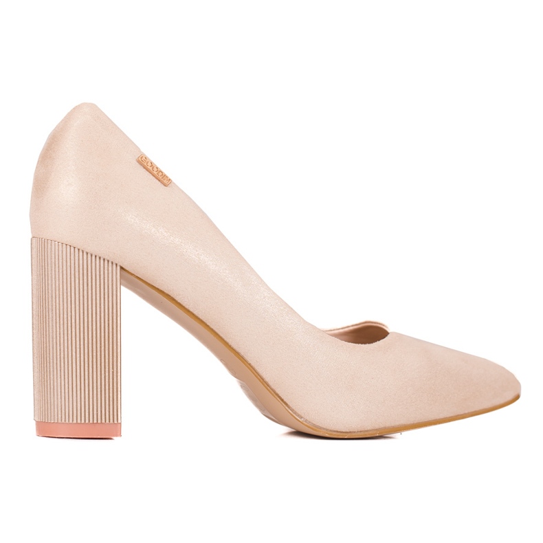 Bombas de mujer en el puesto de Shelovet. beige