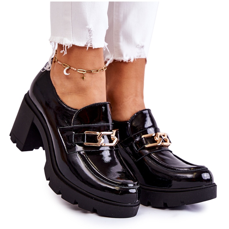 PL5 Zapatos negros lacados sobre pilar con adorno dorado Mikeyla