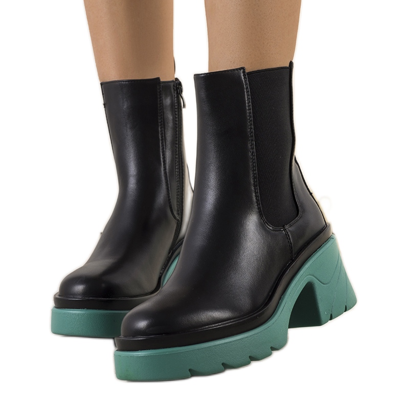 BM Botas negras sobre la plataforma azul de Torrela negro