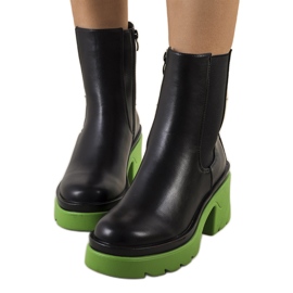 PA1 Botines negros sobre plataforma verde Torrela