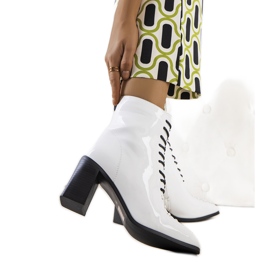 BM Botines belisa charol blanco