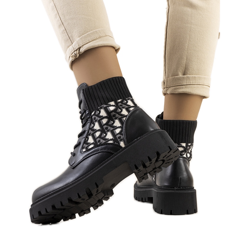 Botas negras con parte superior flexible beige Botas negras con parte superior flexible beige