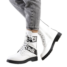Zapatillas blancas decoradas con inscripciones. blanco