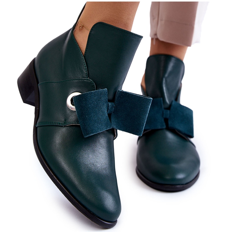 Zapatos de piel con lazo de ante, verde.