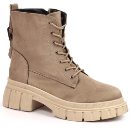 Trabajadoras de gamuza en una plataforma acolchada beige de T.Sokolski