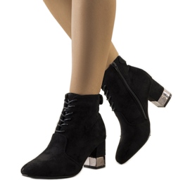 PA1 Botas negras en el poste de Verano negro