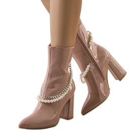 Botas lacadas en beige