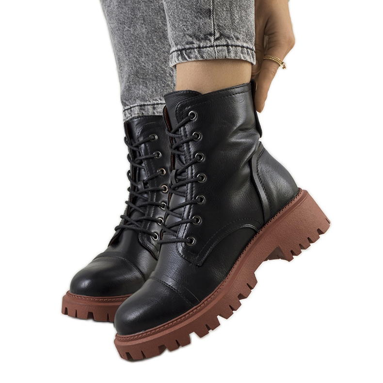 Botas negras sobre suela Rukit marrón negro