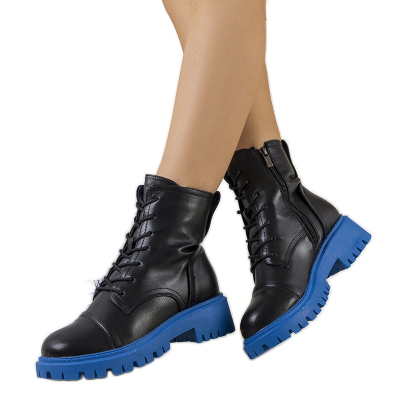 Botas negras sobre una suela Rukit azul. negro
