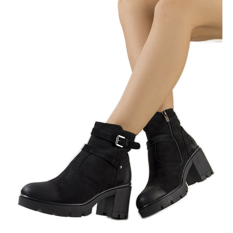 Botas negras en una suela de tractor Lamaris negro