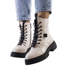 PA1 Botas lacadas en beige de Casies