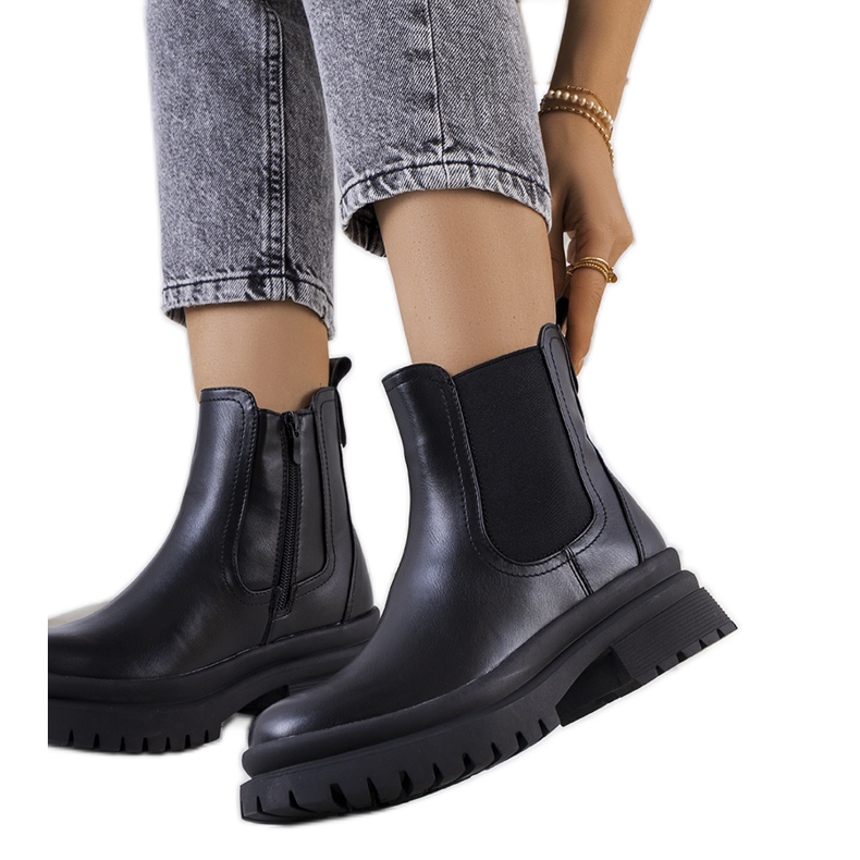 Botines negros en la plataforma de Alain Botines negros en la plataforma de Alain