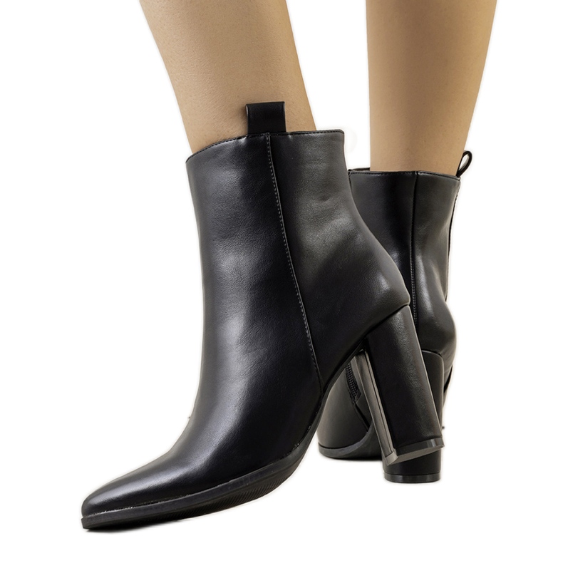 Botas negras en el puesto de Eduar negro Botas negras en el puesto de Eduar negro