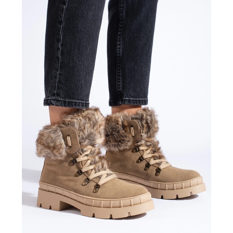 Botas de mujer marrones con pelo. beige