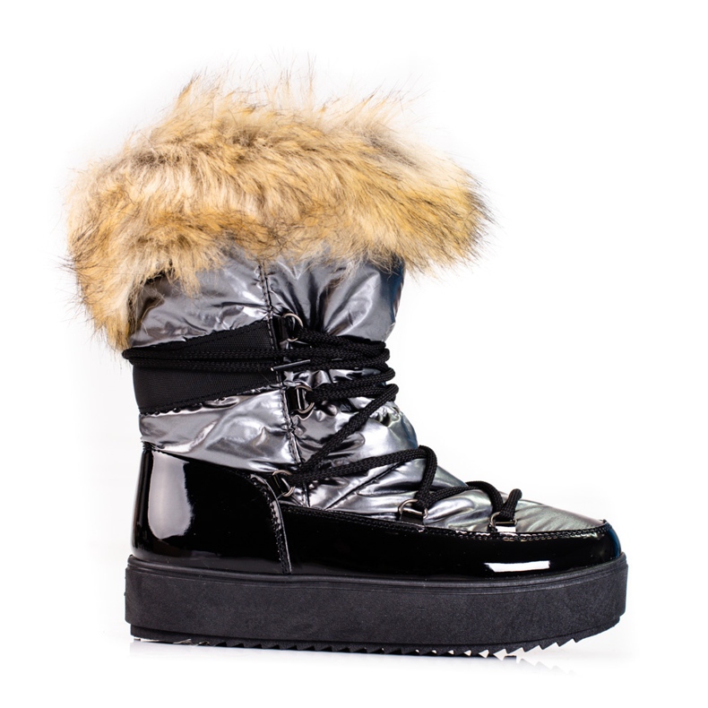 Botas de nieve para mujer en una plataforma con piel. negro