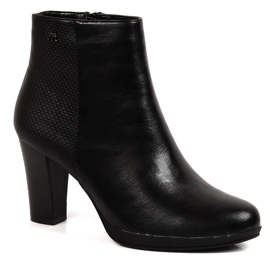 Botas de mujer con aislamiento negro en el poste de M. Daszyński Botas de mujer con aislamiento negro en el poste de M. Daszyński