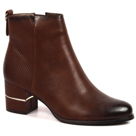 Botas Jodhpur de mujer sobre poste aislado marrón M. Daszyński