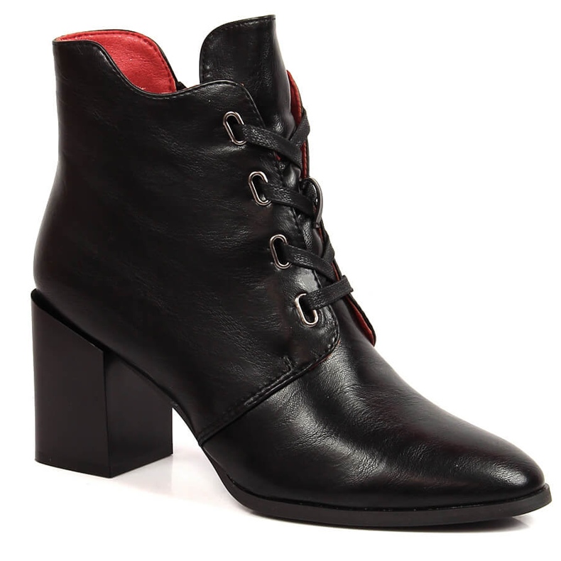 Botas de mujer con aislamiento negro en el poste de M. Daszyński Botas de mujer con aislamiento negro en el poste de M. Daszyński