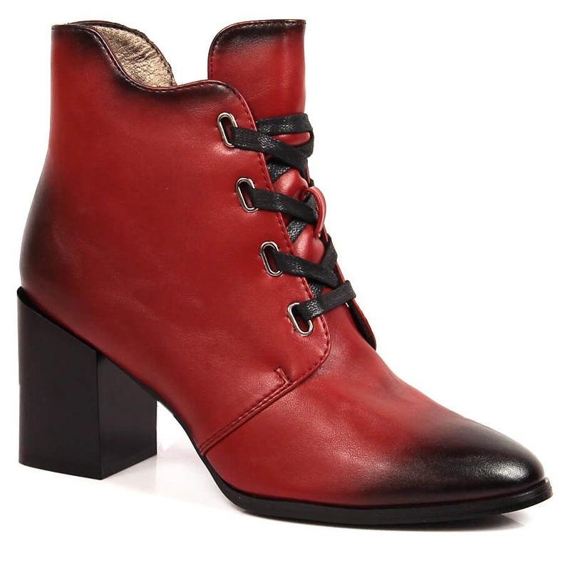 Botas de mujer con aislamiento rojo en el poste M. Daszyński negro
