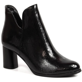 Botas lacadas de mujer en un poste Jezzi negro cálido.