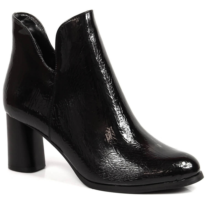 Botas lacadas de mujer en un poste Jezzi negro cálido.