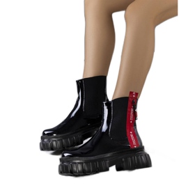 Botas de charol negro de Casta